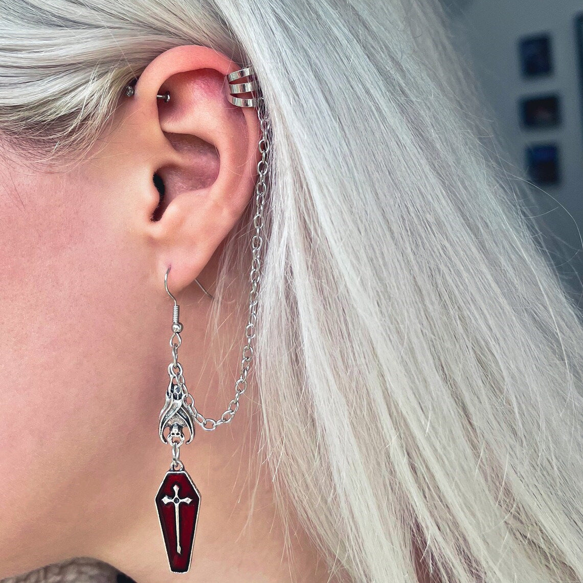 Coffin ear chain worn on the ear, asymmetric styling